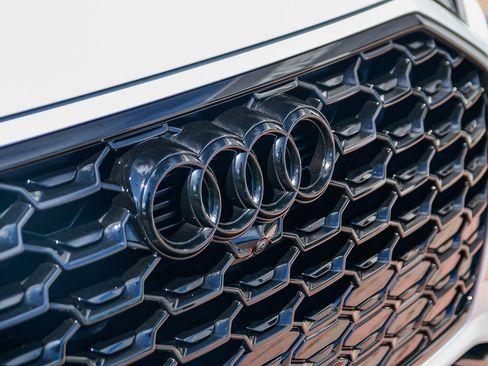 Certified 2025 Audi Q5 2.0T Premium Plus w/ Premium Plus Package AWD/4WD image 13