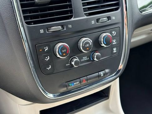Used 2017 Dodge Grand Caravan SXT FWD image 15