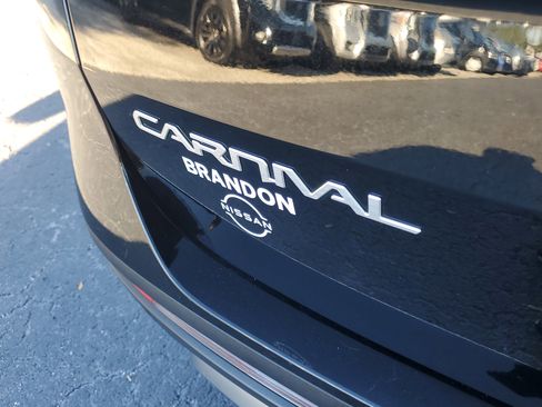 Used 2024 Kia Carnival SX Prestige image 8