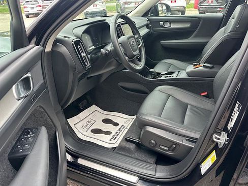 Used 2025 Volvo XC40 B5 Core image 9