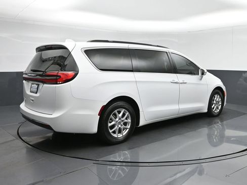 Used 2022 Chrysler Pacifica Touring-L image 7