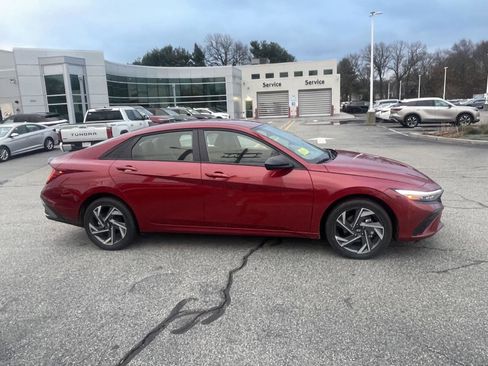 Used 2025 Hyundai Elantra SEL image 2