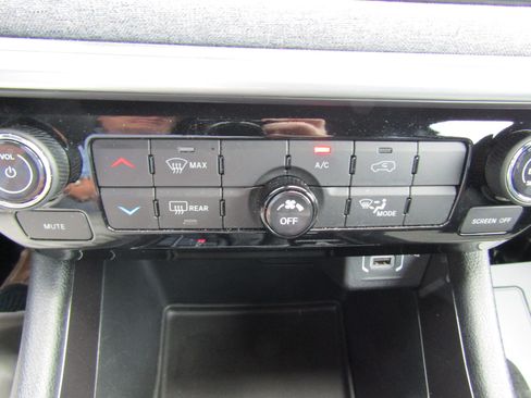 Used 2024 Jeep Compass Latitude AWD/4WD image 28