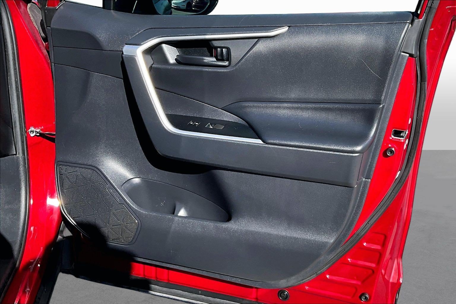 Used 2019 Toyota RAV4 LE w/ Carpet Mat Package FWD image 18