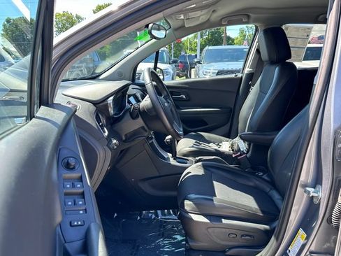 Used 2020 Chevrolet Trax LT w/ LT Convenience Package FWD image 11