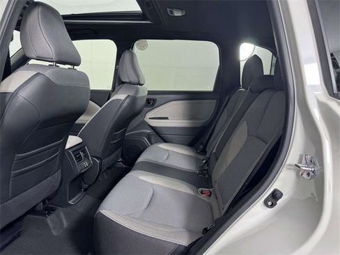 Used 2025 Subaru Forester Premium image 32