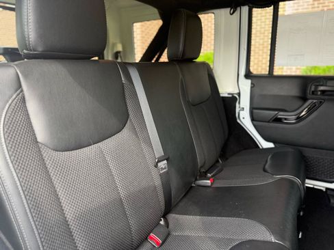 Used 2017 Jeep Wrangler Unlimited Sahara AWD/4WD image 35