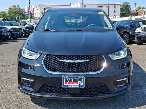Used 2024 Chrysler Pacifica Touring-L FWD image 2
