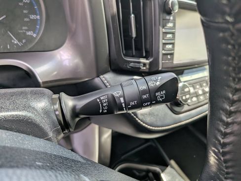 Used 2018 Toyota RAV4 XLE FWD image 35