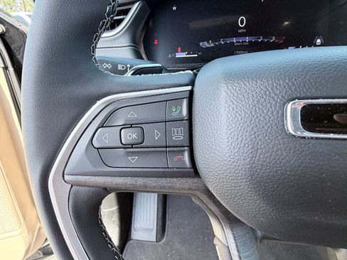 Used 2025 Jeep Grand Cherokee Limited w/ Luxury Tech Group II RWD image 16