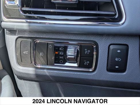 Used 2024 Lincoln Navigator Black Label image 22