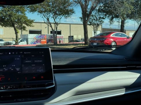 Used 2025 Jeep Compass Limited image 35