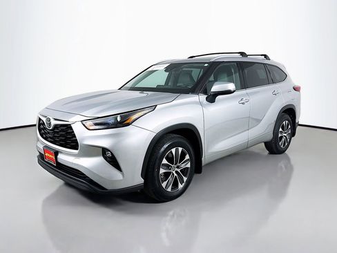 Certified 2022 Toyota Highlander XLE image 3