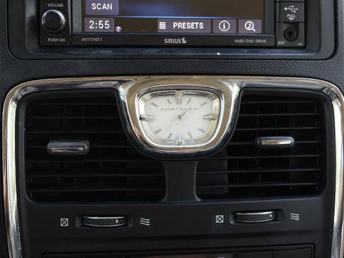Used 2013 Chrysler Town & Country Touring FWD image 32