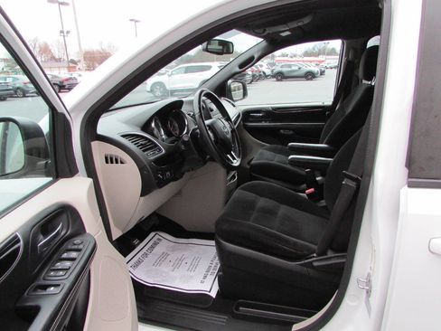 Used 2016 Dodge Grand Caravan SE image 6