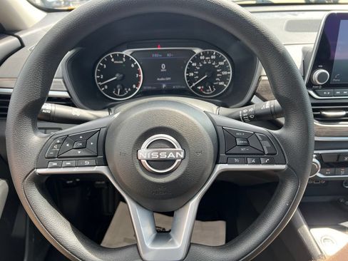 Used 2025 Nissan Altima 2.5 SV FWD image 23