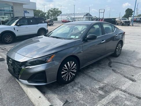 Used 2024 Nissan Altima 2.5 SV FWD image 1