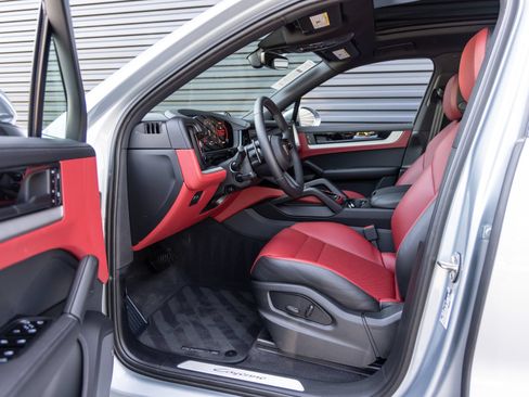 Used 2025 Porsche Cayenne AWD/4WD image 24