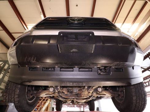 Used 2018 Toyota Tacoma SR image 33