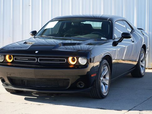 Used 2015 Dodge Challenger SXT image 33
