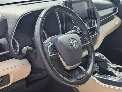 Used 2023 Toyota Highlander XLE FWD image 9