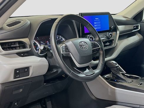 Used 2023 Toyota Highlander XLE FWD image 7