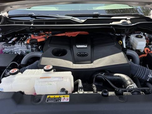 Used 2025 Toyota Tundra Limited AWD/4WD image 36
