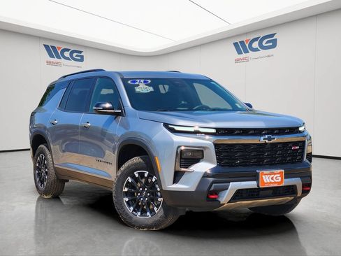 Used 2025 Chevrolet Traverse Z71 AWD/4WD image 2