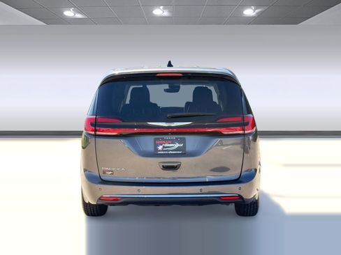 Used 2023 Chrysler Pacifica Touring-L image 10