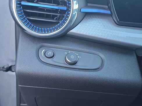 Used 2024 Chevrolet Trax LT w/ LT Convenience Package image 21