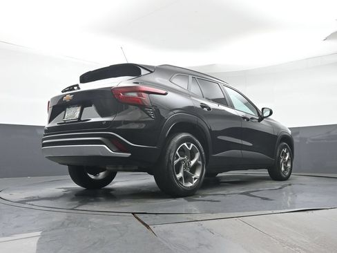 Used 2025 Chevrolet Trax LT FWD image 32