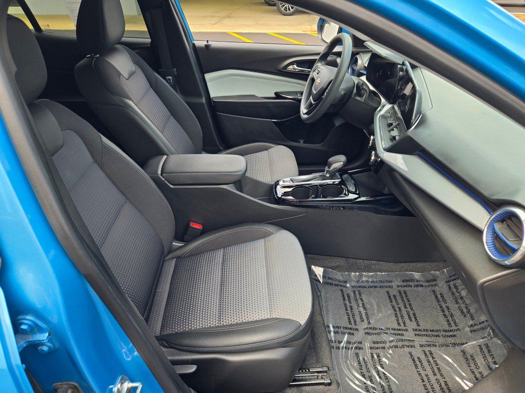Used 2025 Chevrolet Trax LT FWD image 7
