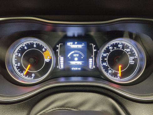 Used 2019 Jeep Cherokee Latitude w/ Popular Appearance Group FWD image 23