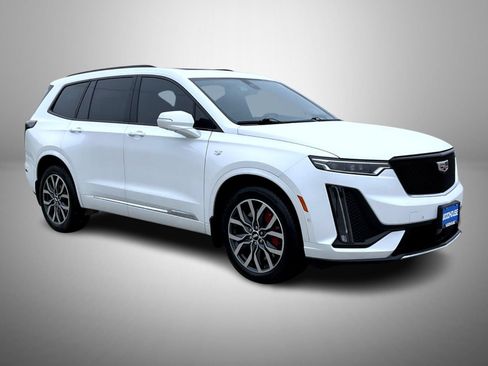 Used 2022 Cadillac XT6 Sport w/ Technology Package AWD/4WD image 3