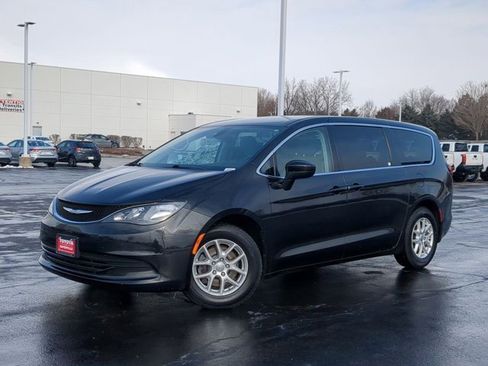 Used 2017 Chrysler Pacifica LX image 2