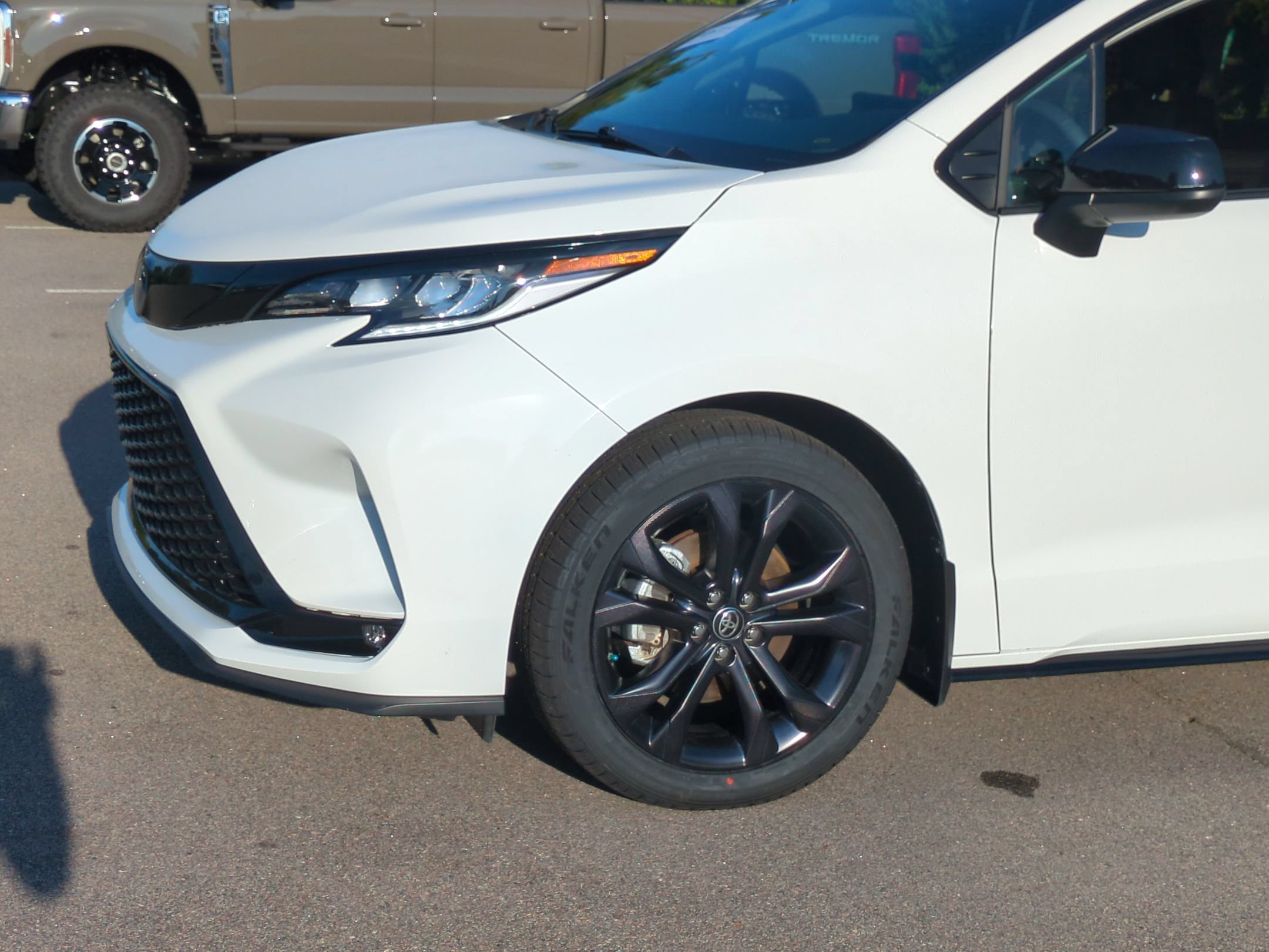 Used 2025 Toyota Sienna XSE FWD image 11