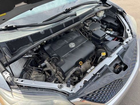 Used 2012 Toyota Sienna SE FWD image 25