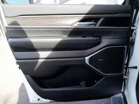 Used 2023 Jeep Wagoneer L Series II image 32