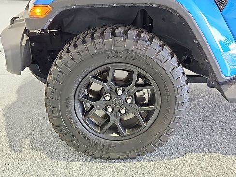 Used 2024 Jeep Gladiator Sport AWD/4WD image 11