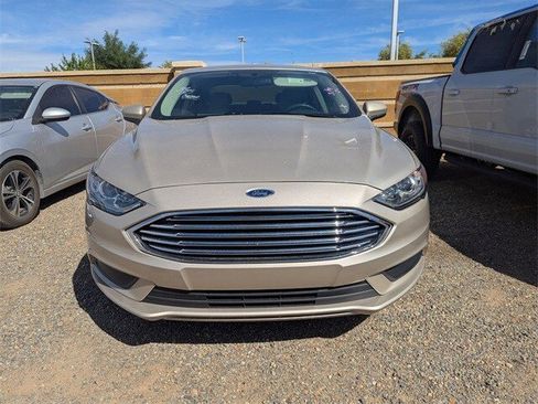 Used 2018 Ford Fusion SE w/ Fusion SE Technology Package image 2