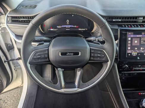 Certified 2023 Jeep Grand Cherokee Laredo AWD/4WD image 17