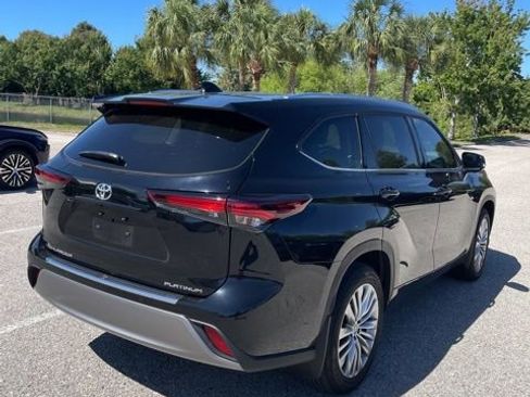 Used 2024 Toyota Highlander Platinum image 4