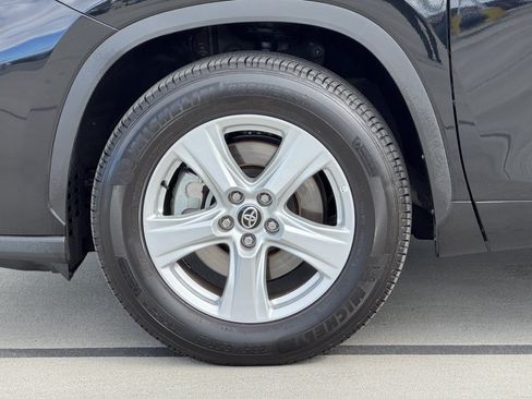 Used 2025 Toyota Highlander LE FWD image 12