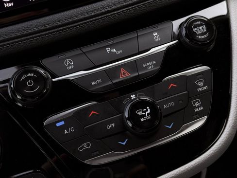 Used 2020 Chrysler Pacifica Limited image 47