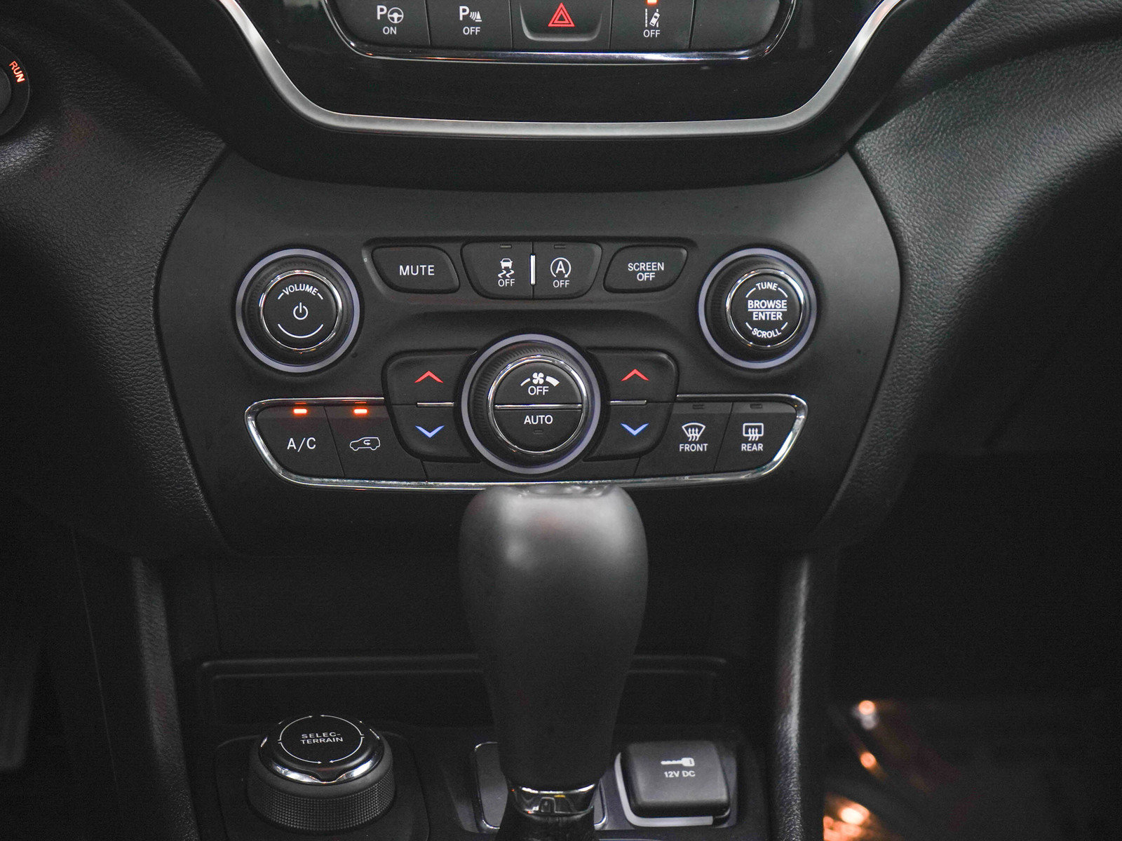 Used 2019 Jeep Cherokee Limited w/ Luxury Group AWD/4WD image 17