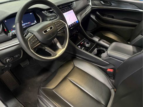 Used 2025 Jeep Grand Cherokee L Limited w/ Black Appearance Package image 10