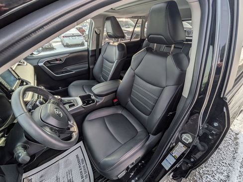 Used 2022 Toyota RAV4 XLE Premium image 7
