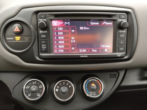 Used 2017 Toyota Yaris L image 25