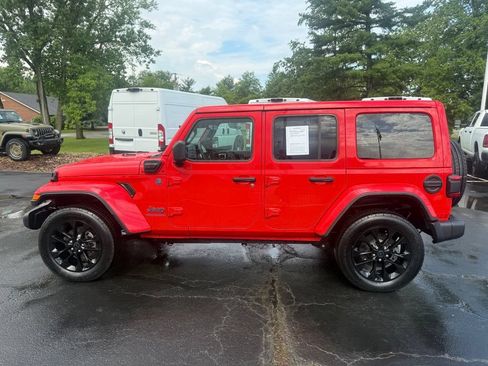 Used 2025 Jeep Wrangler Unlimited Sahara w/ Safety Group AWD/4WD image 7