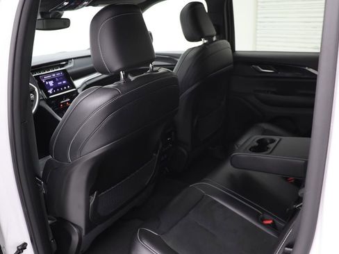 Used 2023 Jeep Grand Cherokee Altitude image 10